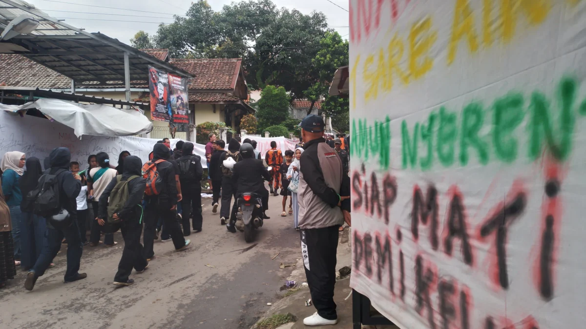 Sejumlah spanduk dan kain panjang dipasang warga sebagai bentuk petisi menolak eksekusi lahan di Desa Tenjolaya, Kecamatan Cicalengka, Kabupaten Bandung. (Yanuar Baswata/Jabar Ekspres)