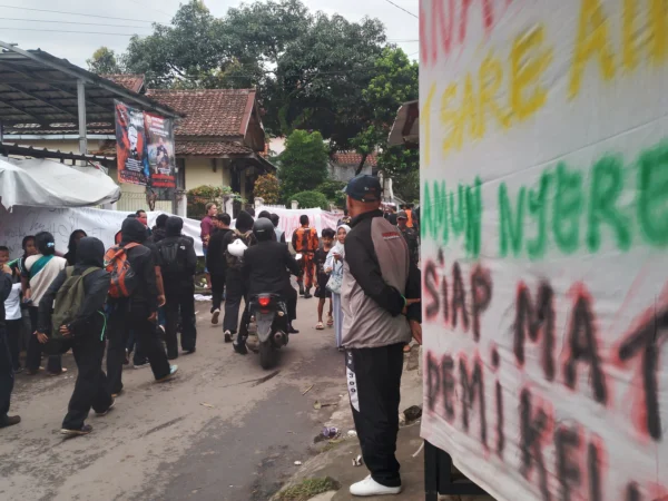 Sejumlah spanduk dan kain panjang dipasang warga sebagai bentuk petisi menolak eksekusi lahan di Desa Tenjolaya, Kecamatan Cicalengka, Kabupaten Bandung. (Yanuar Baswata/Jabar Ekspres)