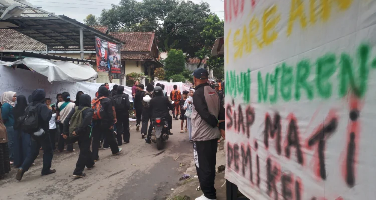 Sejumlah spanduk dan kain panjang dipasang warga sebagai bentuk petisi menolak eksekusi lahan di Desa Tenjolaya, Kecamatan Cicalengka, Kabupaten Bandung. (Yanuar Baswata/Jabar Ekspres)