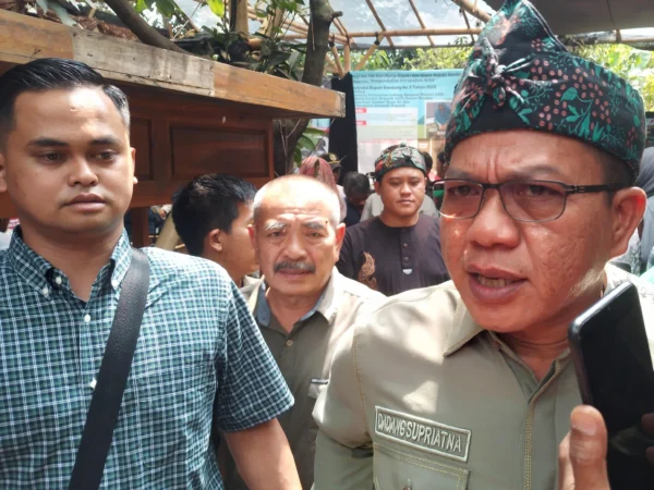 Bupati Bandung, Dadang Supriatna saat ditemui di Desa Cibiruwetan, Kecamatan Cileunyi, Kabupaten Bandung. (Yanuar Baswata/Jabar Ekspres)