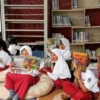 Ilustrasi: siswa-siswi SD di Kecamatan Cipatat, Bandung Barat tengah membaca buku yang disediakan pihak sekolah. Dok Jabar Ekspres/Suwitno