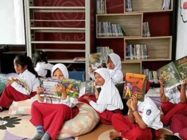 Ilustrasi: siswa-siswi SD di Kecamatan Cipatat, Bandung Barat tengah membaca buku yang disediakan pihak sekolah. Dok Jabar Ekspres/Suwitno