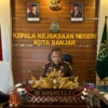 Kepala Kejaksaan Negeri Kota Banjar Sri Haryanto SH MH saat ditemui di ruang kerjanya, Selasa (22/4/2025). (Cecep Herdi/Jabar Ekspres)