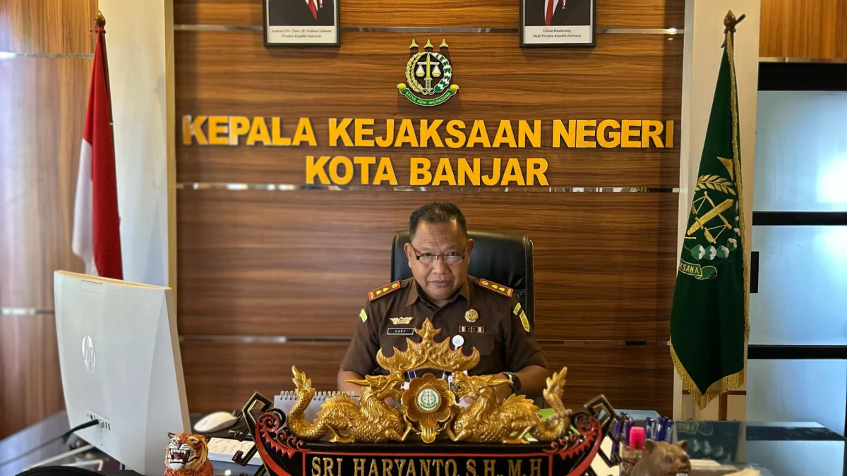 Kepala Kejaksaan Negeri Kota Banjar Sri Haryanto SH MH saat ditemui di ruang kerjanya, Selasa (22/4/2025). (Cecep Herdi/Jabar Ekspres)
