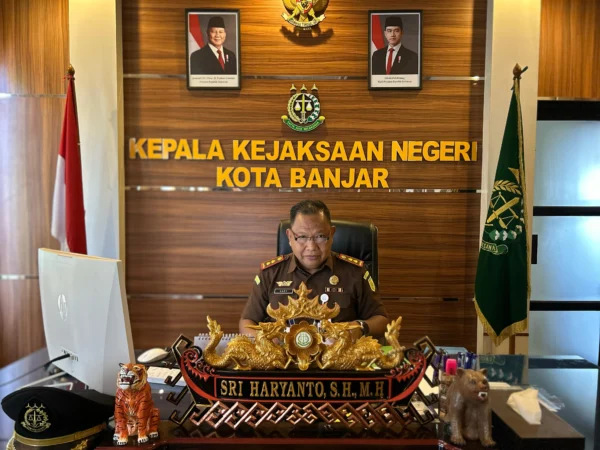 Kepala Kejaksaan Negeri Kota Banjar Sri Haryanto SH MH saat ditemui di ruang kerjanya, Selasa (22/4/2025). (Cecep Herdi/Jabar Ekspres)