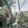 Aparat Desa Ciptaharja dibantu TNI bersihkan sampah liar di jalur arteri Padalarang-Cipatat, Kampung Warungtiwu, KBB. Dok perangkat Desa Ciptaharja.