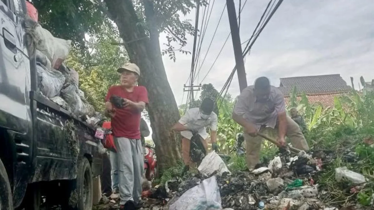Aparat Desa Ciptaharja dibantu TNI bersihkan sampah liar di jalur arteri Padalarang-Cipatat, Kampung Warungtiwu, KBB. Dok perangkat Desa Ciptaharja.
