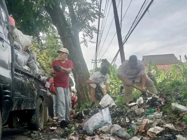 Aparat Desa Ciptaharja dibantu TNI bersihkan sampah liar di jalur arteri Padalarang-Cipatat, Kampung Warungtiwu, KBB. Dok perangkat Desa Ciptaharja.