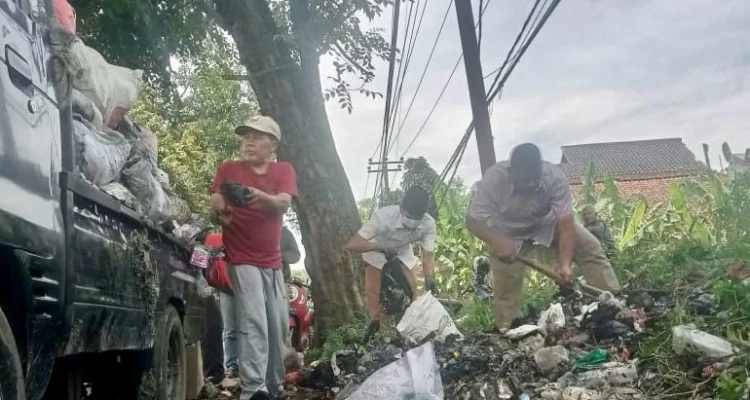 Aparat Desa Ciptaharja dibantu TNI bersihkan sampah liar di jalur arteri Padalarang-Cipatat, Kampung Warungtiwu, KBB. Dok perangkat Desa Ciptaharja.
