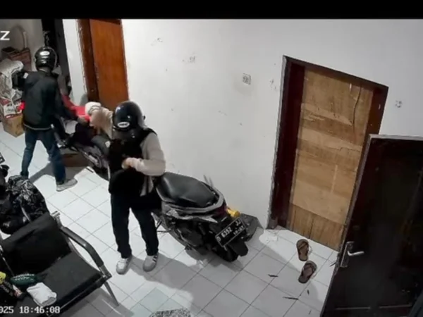 Ist. Tangkap layar rekaman cctv aksi pencurian sepeda motor dengan cara bobol rumah di wilayah Lengkong, Kota Bandung.