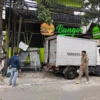 Petugas Satpol PP berjaga di gerai Burber Bangor yang di bongkar oleh Pemerintah Kota Bandung, Rabu (23/4). Foto: Dimas Rachmatsyah / Jabar Ekspres
