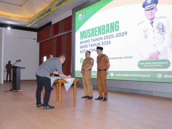 Wali Kota Cimahi, Ngatiyana dan Wakil Wali Kota Cimahi, Adhitia Yudisthira dalam Musrenbang RPJMD Tahun 2025-2029 di Techno Park (Dok: Diskominfo Cimahi)