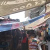 Kumuhnya Pasar Parakanmuncang di wilayah Desa Sindangpakuon, Kexamatan Cimanggung, Kabupaten Sumedang kian memprihatinkan dengan adanya dugaan jual-beli lapak pedagang. (Yanuar Baswata/Jabar Ekspres)
