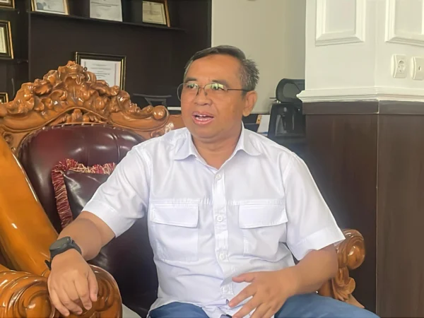 Kepala Dinas Kependudukan dan Catatan Sipil (Disdukcapil) Kabupaten Bandung, Yudi Abdurahman saat ditemui di ruang kerjanya, Rabu (23/4/2025). Foto Agi/Jabar Ekspres/