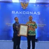 Kepala Disdukcapil Kota Banjar H Heri Sapari (kanan) bersama Kabid Pengelolaan Informasi Administrasi Kependudukan dan Pemanfaatan Data (PIAK & PD) Iwan Kustiawan menunjukkan Sertifikat ISO 27001:2013, pada Rabu (23/4/2025). (Istimewa)