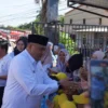 Bupati Bogor Rudy Susmanto saat bersalaman dengan warga