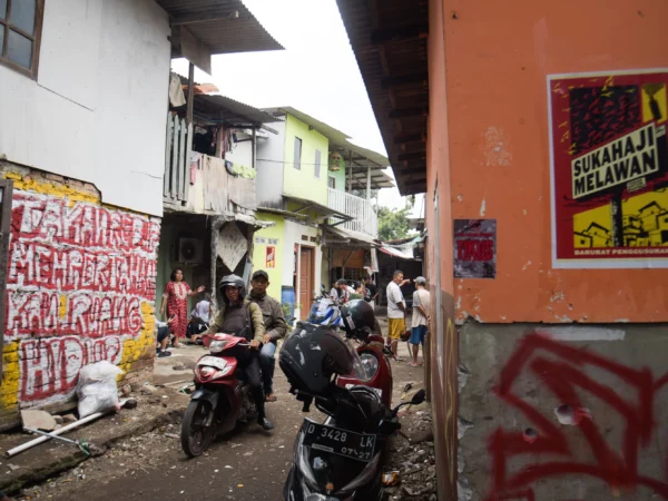 Warga melintas menggunakan motor di Gang Satata Sariksa, Sukahaji, Babakan Ciparay, Kota Bandung, Rabu (23/4). Foto: Dimas Rachmatsyah / Jabar Ekspres