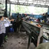 Wali Kota Cimahi, Ngatiyana saat meninjau TPST Cibeber. (Mong / Jabar Ekspres)