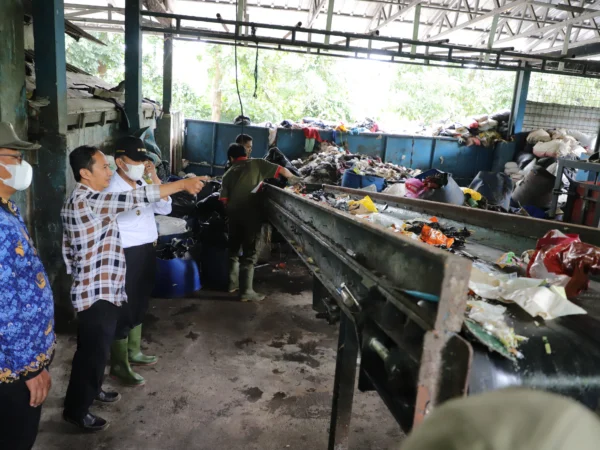 Wali Kota Cimahi, Ngatiyana saat meninjau TPST Cibeber. (Mong / Jabar Ekspres)