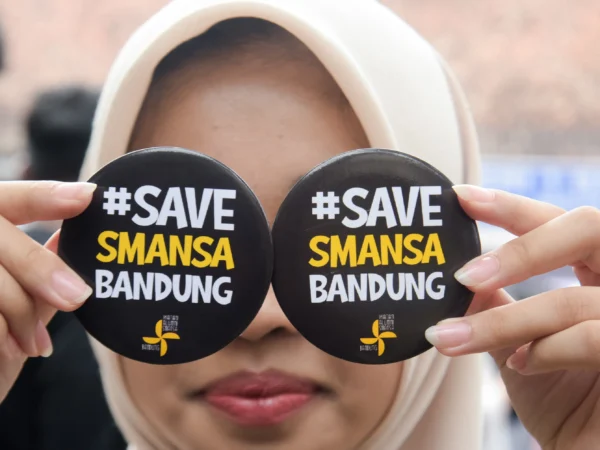 Dok. Siswa SMAN 1 Bandung saat tanggapi hasil putusan PTUN lewat aksi #SAVESMANSABANDUNG atas perkara sengeketa lahan. Foto. Dimas / Jabar Ekspres.