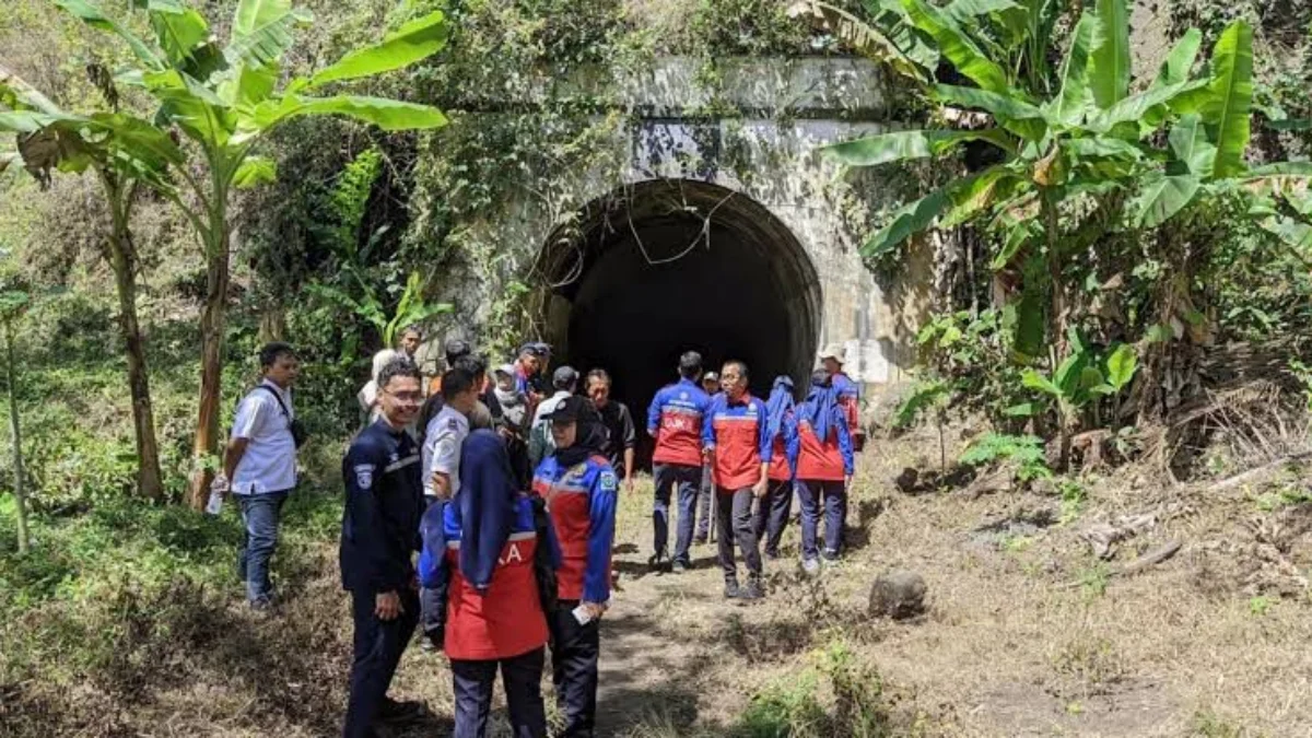 Tim saat melakukan survei kelayakan di salah satu terowongan jalur kereta api Banjar-Pangandaran. Rencana reaktivasi Banjar-Pangandaran membutuhkan anggaran Rp3 triliun. (Istimewa)