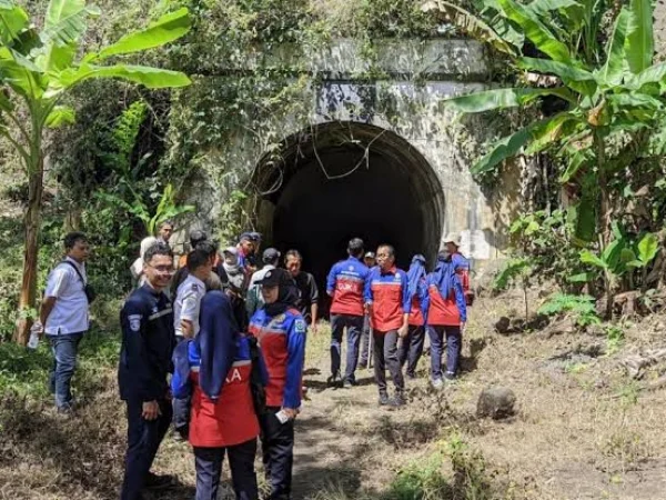 Tim saat melakukan survei kelayakan di salah satu terowongan jalur kereta api Banjar-Pangandaran. Rencana reaktivasi Banjar-Pangandaran membutuhkan anggaran Rp3 triliun. (Istimewa)
