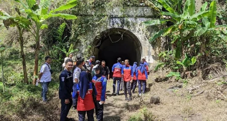 Tim saat melakukan survei kelayakan di salah satu terowongan jalur kereta api Banjar-Pangandaran. Rencana reaktivasi Banjar-Pangandaran membutuhkan anggaran Rp3 triliun. (Istimewa)