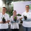 VP Sustainability Telkom Gunawan Wasisto Ciptaning Andri (kiri), Ketua Srikandi TelkomGroup Reni Yustiani (tengah), dan SVP Group Sustainability and Corporate Communication Telkom Ahmad Reza (kanan) saat peringatan Hari Bumi Sedunia yang dikemas dalam program “Jejak Hijau Srikandi” di Telkom Landmark Tower, Jakarta, pada Selasa (22/4).