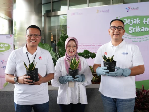 VP Sustainability Telkom Gunawan Wasisto Ciptaning Andri (kiri), Ketua Srikandi TelkomGroup Reni Yustiani (tengah), dan SVP Group Sustainability and Corporate Communication Telkom Ahmad Reza (kanan) saat peringatan Hari Bumi Sedunia yang dikemas dalam program “Jejak Hijau Srikandi” di Telkom Landmark Tower, Jakarta, pada Selasa (22/4).