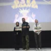 Siswa jurusan Desain Komunikasi Visual (DKV) SMKN 3 Bandung berfoto bersama perwakilan sekolah saat pemberian penghargaan dalam acara D3KAVAGANZA di Bandung Creative Hub, Kota Bandung, Kamis (24/4). Foto: Dimas Rachmatsyah / Jabar Ekspres