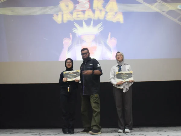 Siswa jurusan Desain Komunikasi Visual (DKV) SMKN 3 Bandung berfoto bersama perwakilan sekolah saat pemberian penghargaan dalam acara D3KAVAGANZA di Bandung Creative Hub, Kota Bandung, Kamis (24/4). Foto: Dimas Rachmatsyah / Jabar Ekspres