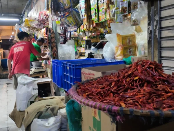 Foto ilustrasi : harga bapokmas terus alami penurunan di Pasar Kota Bandung. (Dimas / JE)