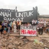 Warga Sukahaji berkumpul untuk membacakan konferensi pers di lahan reruntuhan sisa kebakaran di Gang Satata Sariksa, Sukahaji, Babakan Ciparay, Kota Bandung, Rabu (23/4). Foto: Dimas Rachmatsyah / Jabar Ekspres