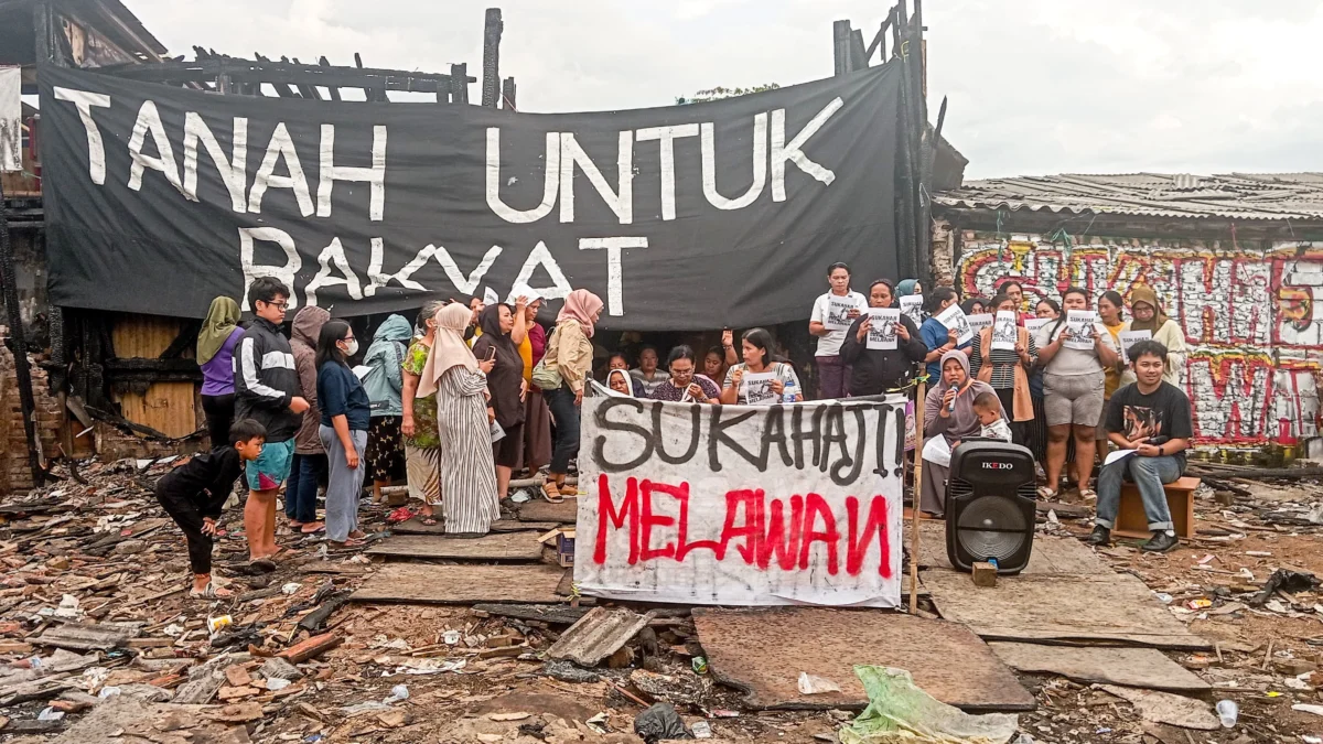 Warga Sukahaji berkumpul untuk membacakan konferensi pers di lahan reruntuhan sisa kebakaran di Gang Satata Sariksa, Sukahaji, Babakan Ciparay, Kota Bandung, Rabu (23/4). Foto: Dimas Rachmatsyah / Jabar Ekspres