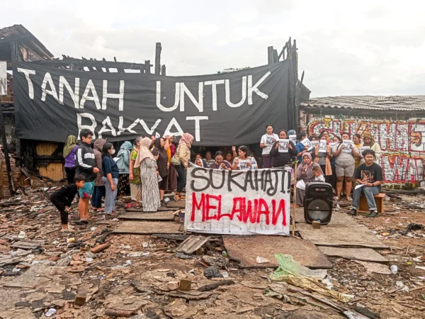 Warga Sukahaji berkumpul untuk membacakan konferensi pers di lahan reruntuhan sisa kebakaran di Gang Satata Sariksa, Sukahaji, Babakan Ciparay, Kota Bandung, Rabu (23/4). Foto: Dimas Rachmatsyah / Jabar Ekspres