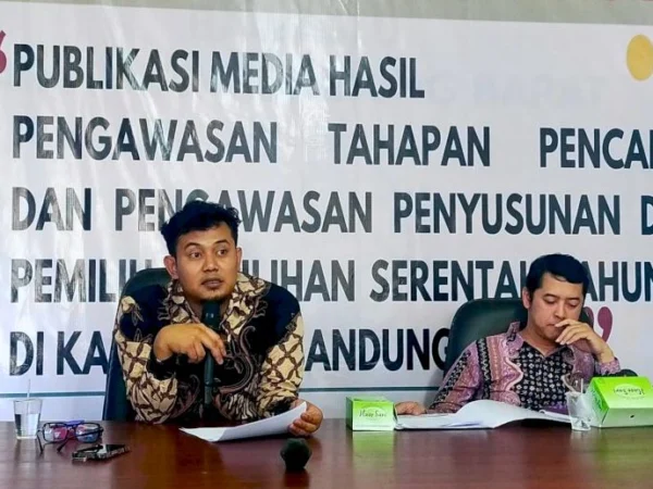Usai terjerat kasus penyalahgunaan narkoba, jabatan Riza Nasrul Falah (kiri) sebagai ketua Bawaslu KBB diganti oleh Ridwan Rahatja (kanan). Dok Jabar Ekspres/Suwitno