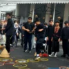 Anggota Komunitas Hong mengenalkan permainan tradisional dalam Abdi Nagri Nganjang Ka Warga di Gedung Pakuan, Sabtu (12/4)