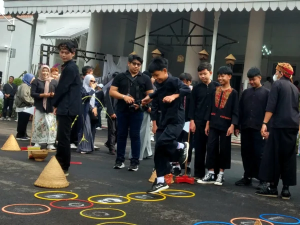Anggota Komunitas Hong mengenalkan permainan tradisional dalam Abdi Nagri Nganjang Ka Warga di Gedung Pakuan, Sabtu (12/4)