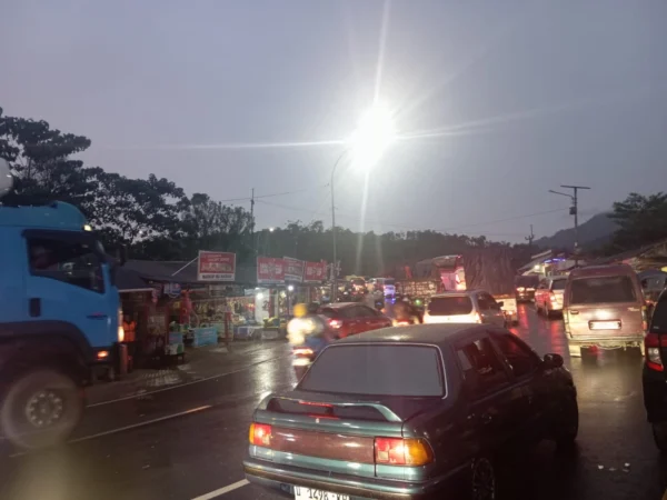 Situasi kepadatan arus balik di Lingkar Gentong, Tasikmalaya, pada Jumat (7/4) sore. (Nizar/Jabar Ekspres)