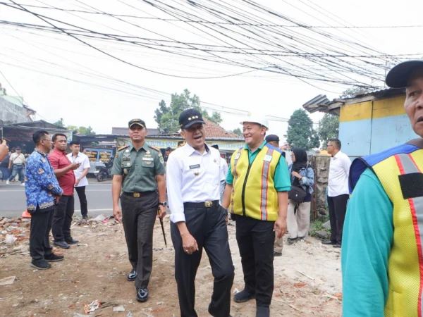 Wali Kota Cimahi, Ngatiyana bersama Kepala DPUPR Kota Cimahi, Wilman Sugiansyah (Mong)
