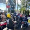 Ilustrasi pemilik kendaraan yang tengah mengantre untuk mengikuti program penghapusan tunggakan pajak kendaraan bermotor di Samsat Cimareme Bandung Barat. Selasa (8/4). Dok Jabar Ekspres/Suwitno