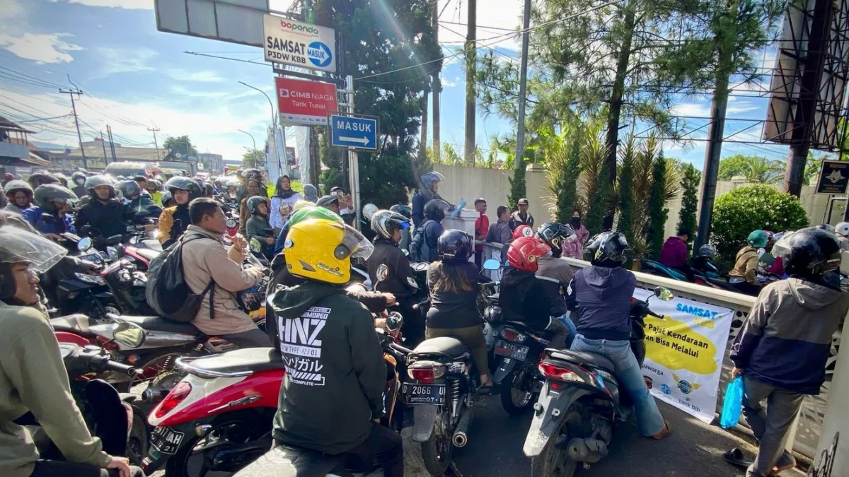 Ratusan kendaraan antre hanya untuk mengikuti program penghapusan tunggakan pajak kendaraan bermotor di Samsat Cimareme Bandung Barat. Selasa (8/4). Dok Jabar Ekspres/Suwitno