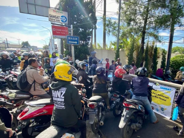 Ratusan kendaraan antre hanya untuk mengikuti program penghapusan tunggakan pajak kendaraan bermotor di Samsat Cimareme Bandung Barat. Selasa (8/4). Dok Jabar Ekspres/Suwitno