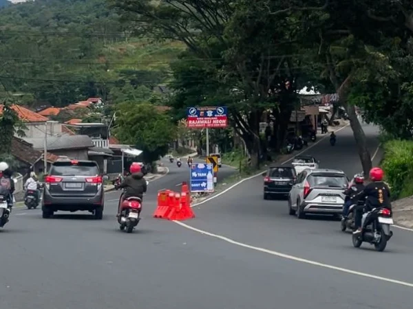 Arus lalu lintas di wilayah Nagreg, Kabupaten Bandung pada H+2 lebaran, Rabu (2/4/2025) terpantau ramai lancar. Foto Agi