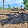 Kondisi jalan rusak di Kampung Salem Lapang, Desa Bojongkoneng, Kecamatan Ngamprah, Bandung Barat persulit angkut hasil pertanian. Dok Jabar Ekspres/Suwitno