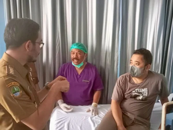 Bupati Bandung Barat Jeje Ritchie Ismail saat meninjau pelaksanaan MOP di Puskesmas Batujajar. Senin (21/4). Dok Jabar Ekspres/Suwitno