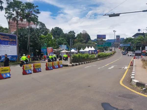 Situasi Simpang Gadog ketika Polres Bogor menerapkan one way dari arah Puncak menuju Jakarta, pada Rabu (2/4/2025). Foto: Regi