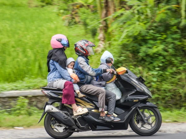 Pemudik menggunakan sepeda motor dengan muatan berlebih saat melintasi jalur Nagreg, Kabupaten Bandung, Jum'at (4/4). Foto: Dimas Rachmatsyah / Jabar Ekspres