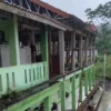 Bangunan Madrasah Ibtidaiyah Swasta (MIS) AL BA-ATS di Kampung Cimasuk, Desa Pamulihan, Kecamatan Pamulihan, Kabupaten Sumedang yang turut rusak oleh angin kencang.
