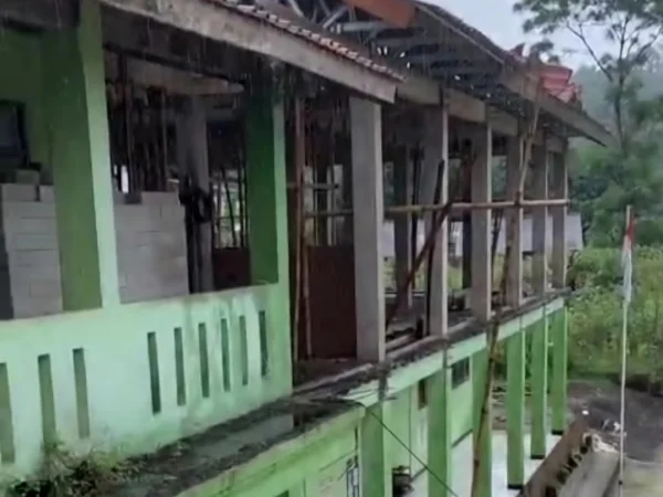 Bangunan Madrasah Ibtidaiyah Swasta (MIS) AL BA-ATS di Kampung Cimasuk, Desa Pamulihan, Kecamatan Pamulihan, Kabupaten Sumedang yang turut rusak oleh angin kencang.